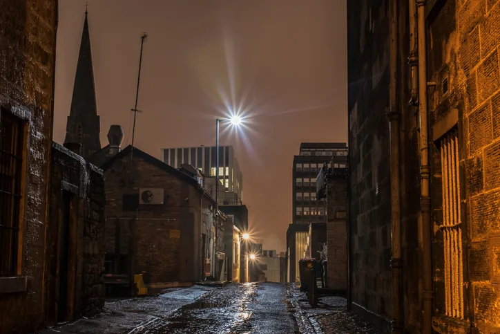 A cobbled alleyway in Glasgow at night