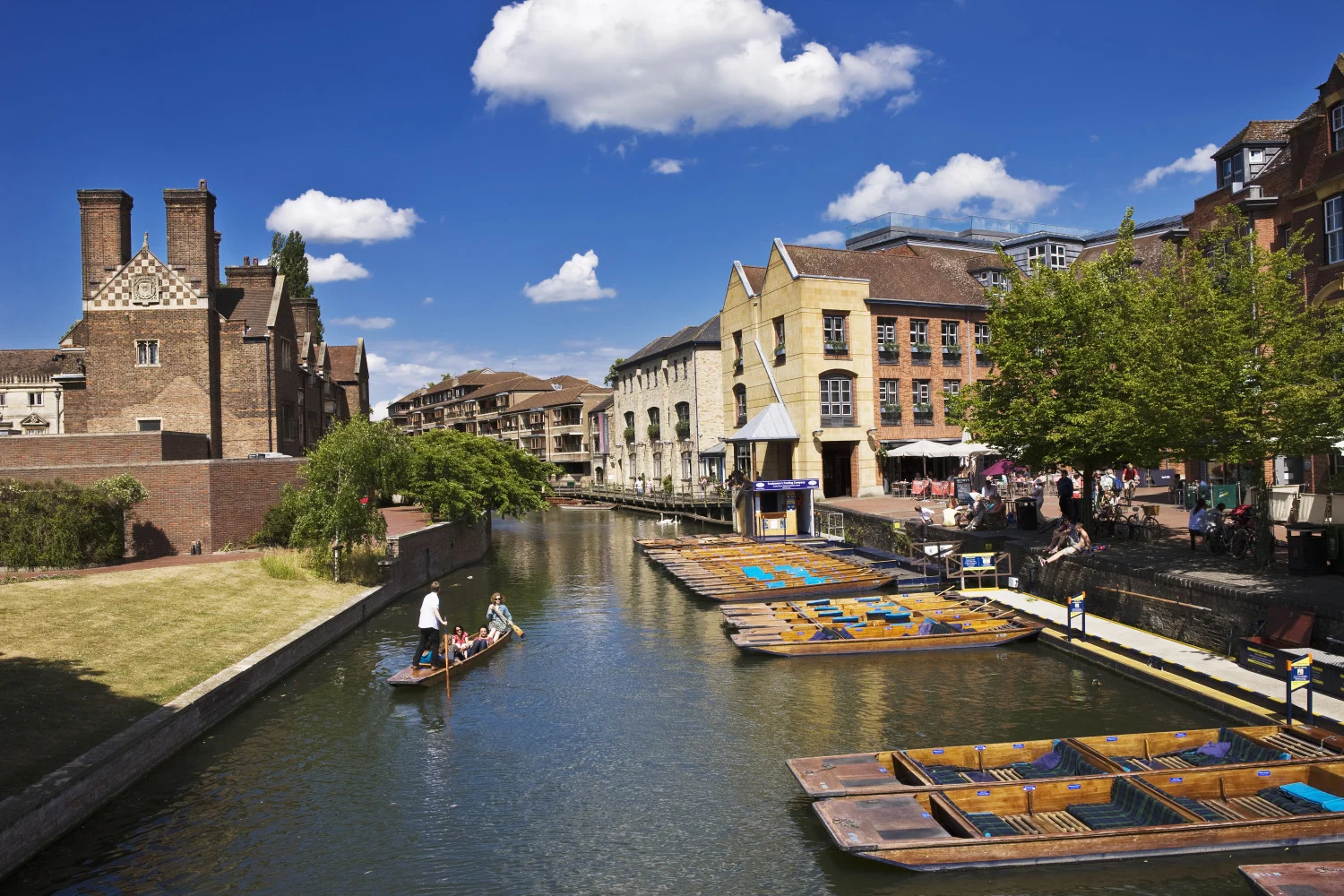 Photo from a bridge of a rive flowing through Cambridge, United Kingdom